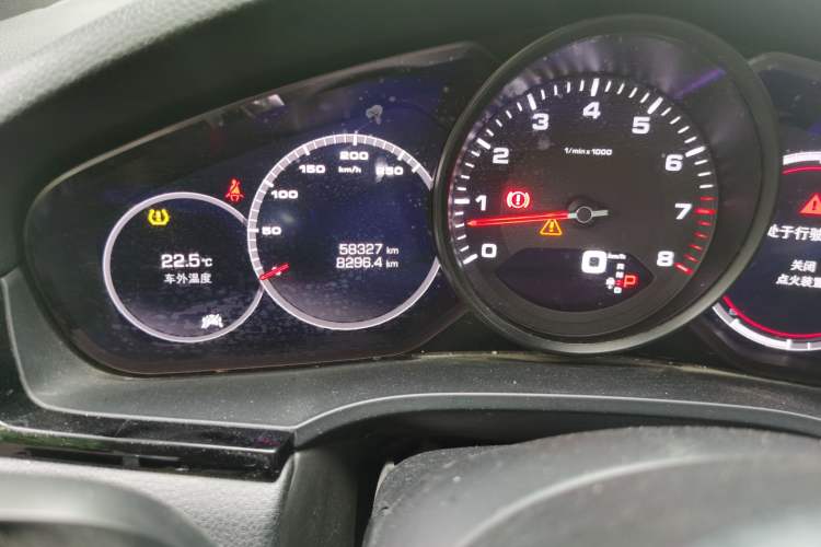 Used Porsche Cayenne 2018 Cayenne 3.0T Odometer Close Up