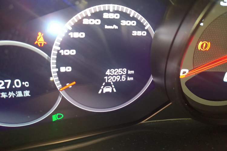 Used Porsche Cayenne 2018 Cayenne 3.0T Odometer Close Up