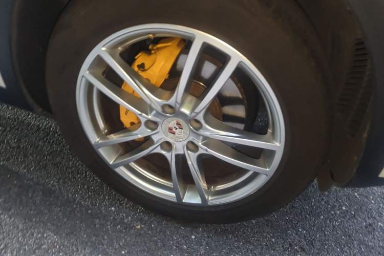 Used Porsche Cayenne 2018 Cayenne 3.0T Right Front Wheel Hub