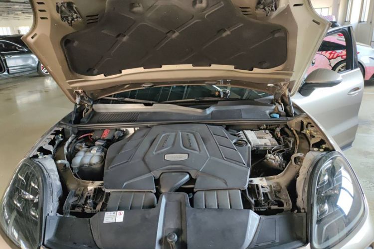 Used Porsche Cayenne 2018 Cayenne 3.0T Engine Bay