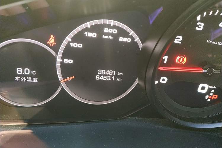 Used Porsche Cayenne 2018 Cayenne 3.0T Odometer Close Up