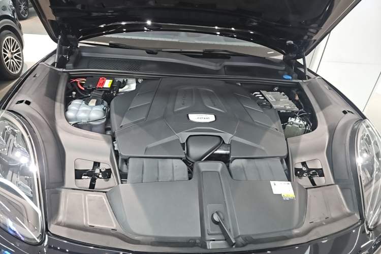 Used Porsche Cayenne 2019 Cayenne 3.0T Engine Bay