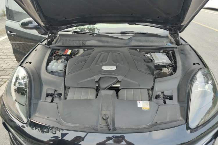 Used Porsche Cayenne 2019 Cayenne 3.0T Engine Bay
