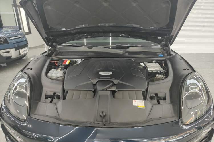 Used Porsche Cayenne 2019 Cayenne Coupé 3.0T Engine Bay