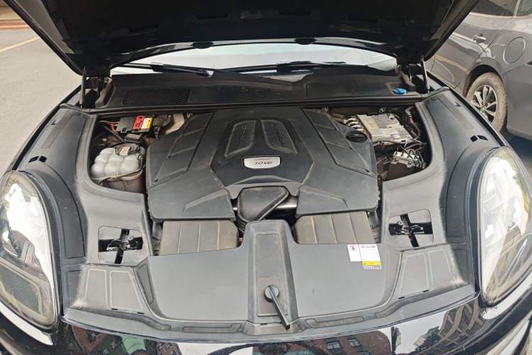 Used Porsche Cayenne 2019 Cayenne 3.0T Engine Bay