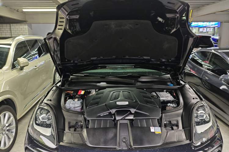 Used Porsche Cayenne 2019 Cayenne 3.0T Engine Bay