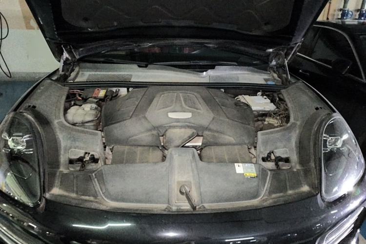 Used Porsche Cayenne 2019 Cayenne 3.0T Engine Bay