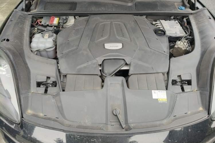 Used Porsche Cayenne 2019 Cayenne 3.0T Engine Bay