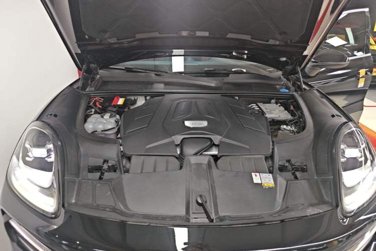 Used Porsche Cayenne 2019 Cayenne 3.0T Engine Bay