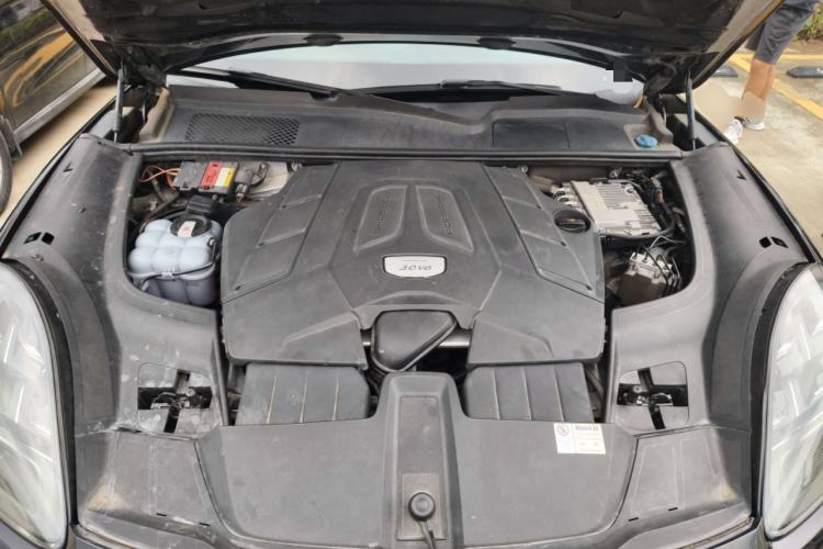 Used Porsche Cayenne 2019 Cayenne 3.0T Engine Bay