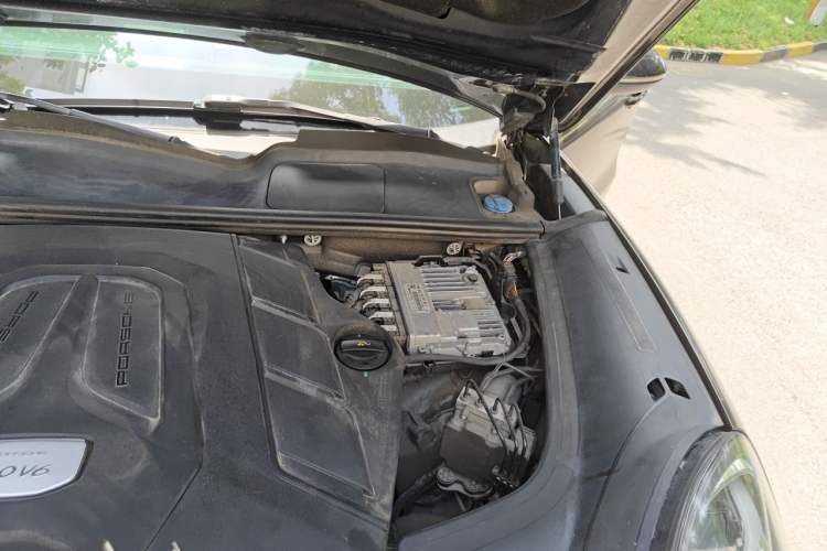 Used Porsche Cayenne  Engine Bay Left