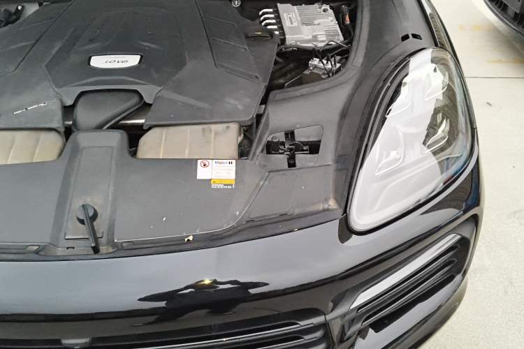 Used Porsche Cayenne 2019 Cayenne Coupé 3.0T Engine Bay Left