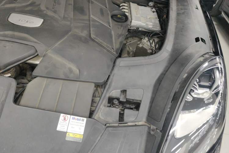Used Porsche Cayenne 2019 Cayenne Coupé 3.0T Engine Bay Left