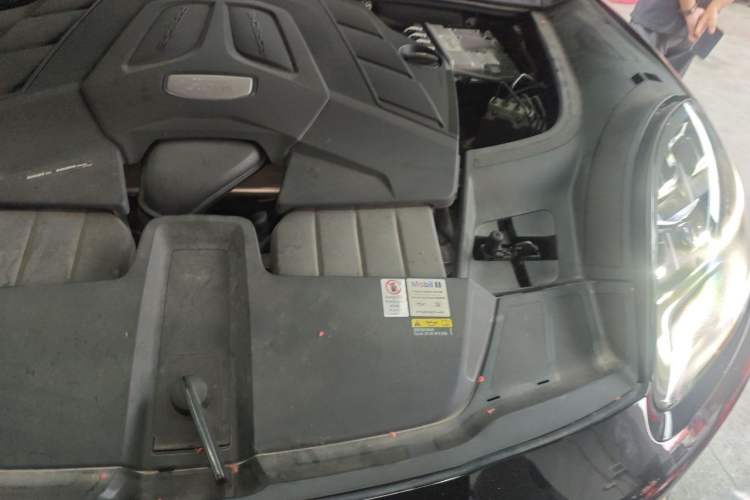 Used Porsche Cayenne 2019 Cayenne Coupé 3.0T Engine Bay Left