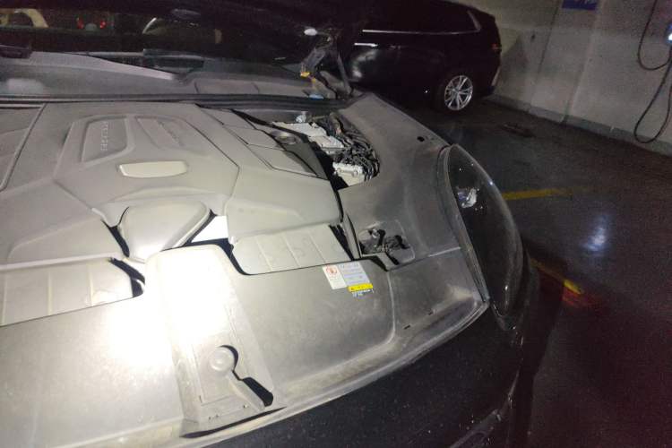 Used Porsche Cayenne 2019 Cayenne Coupé 3.0T Engine Bay Left