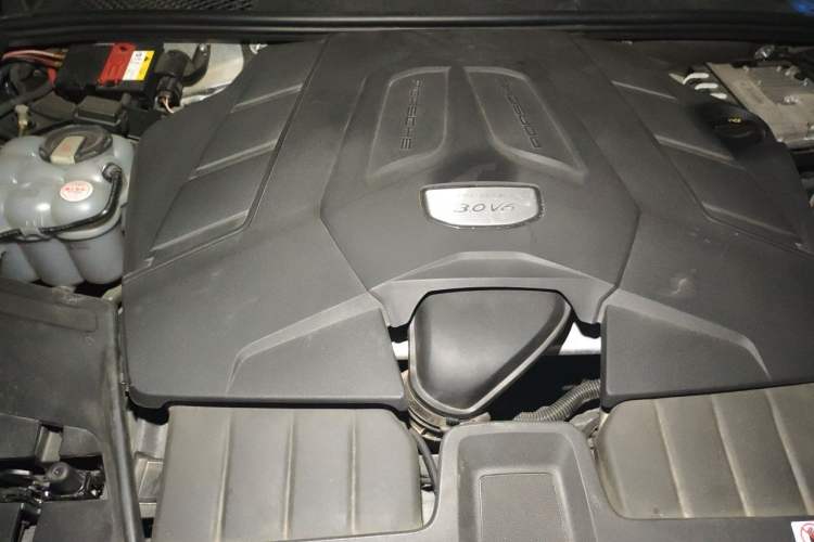Used Porsche Cayenne 2019 Cayenne 3.0T Engine Bay