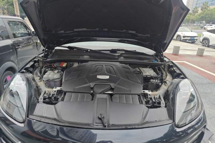 Used Porsche Cayenne 2019 Cayenne 3.0T Engine Bay