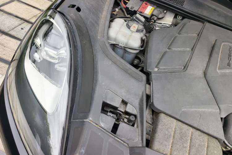 Used Porsche Cayenne 2019 Cayenne Coupé 3.0T Engine Bay Right