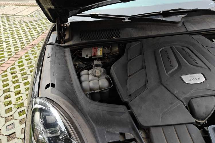 Used Porsche Cayenne 2019 Cayenne 3.0T Engine Bay Right