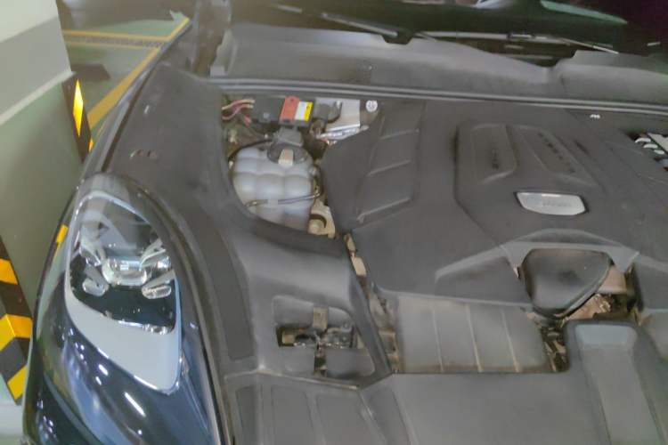 Used Porsche Cayenne 2019 Cayenne 3.0T Engine Bay Right