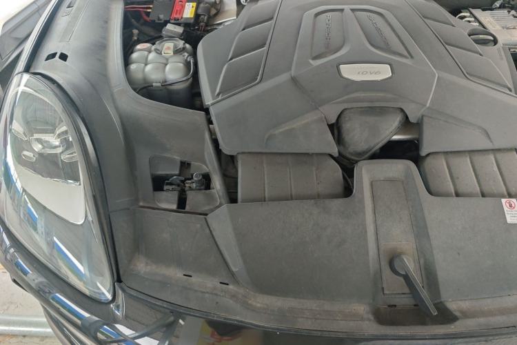 Used Porsche Cayenne 2019 Cayenne 3.0T Engine Bay Right