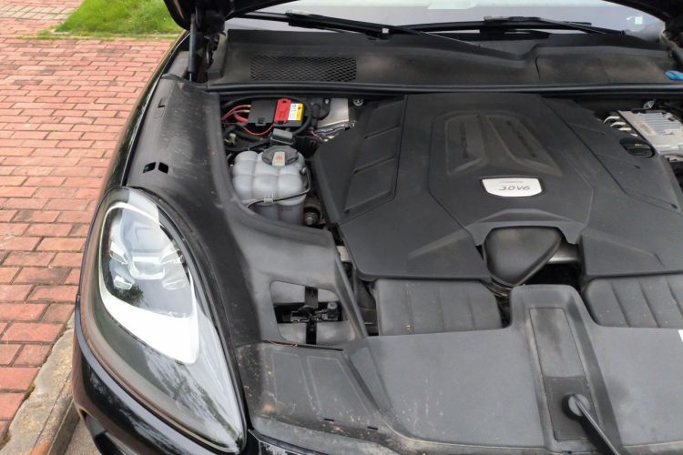 Used Porsche Cayenne 2019 Cayenne 3.0T Engine Bay Right