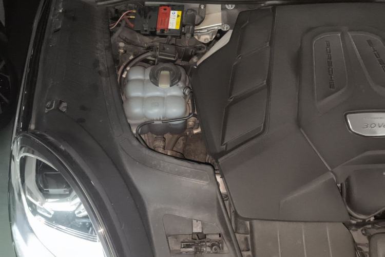 Used Porsche Cayenne 2019 Cayenne 3.0T Engine Bay Right
