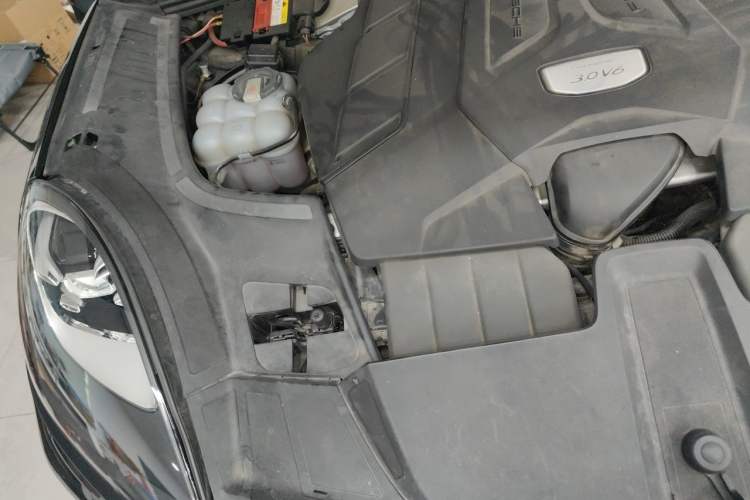 Used Porsche Cayenne 2019 Cayenne Coupé 3.0T Engine Bay Right