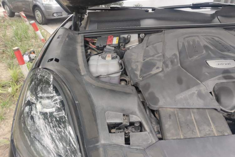 Used Porsche Cayenne 2019 Cayenne 3.0T Engine Bay Right