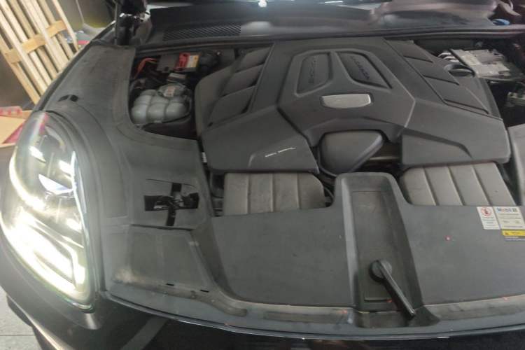 Used Porsche Cayenne 2019 Cayenne Coupé 3.0T Engine Bay Right