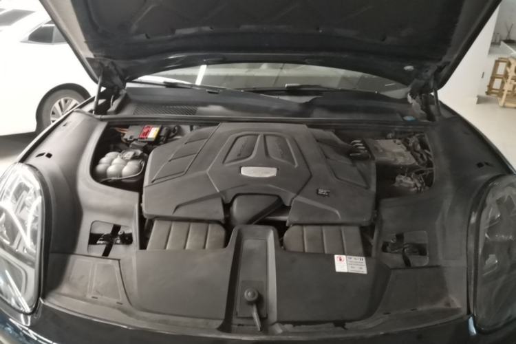 Used Porsche Cayenne 2019 Cayenne 3.0T Engine Bay