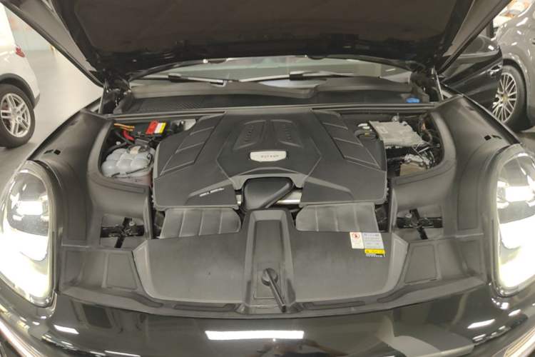 Used Porsche Cayenne 2019 Cayenne 3.0T Engine Bay