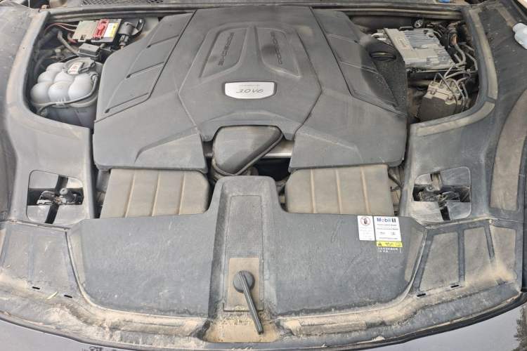 Used Porsche Cayenne 2019 Cayenne 3.0T Engine Bay