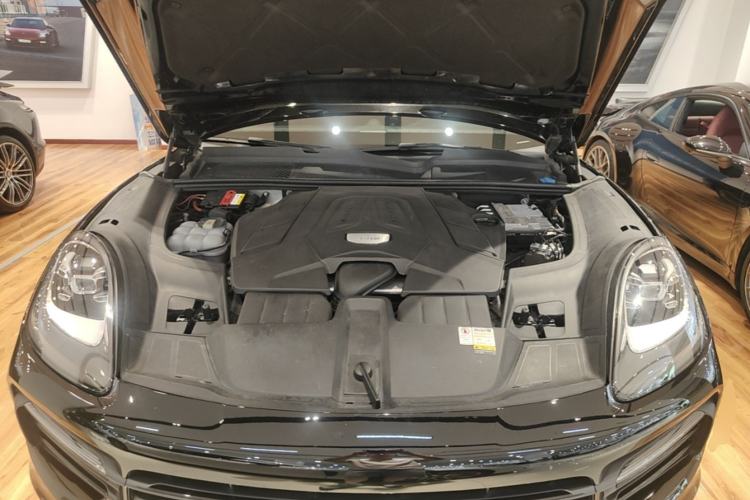 Used Porsche Cayenne 2019 Cayenne 3.0T Engine Bay