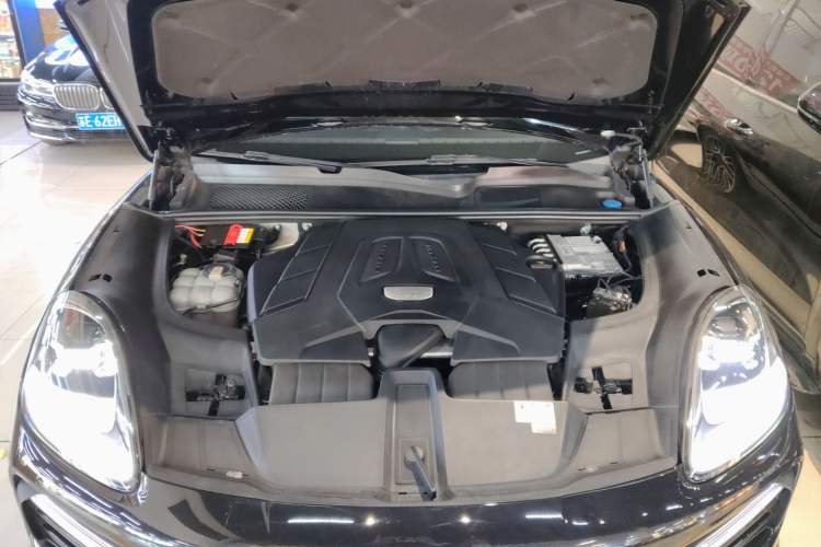 Used Porsche Cayenne 2019 Cayenne 3.0T Engine Bay