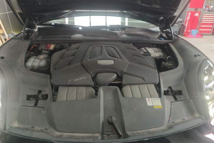 Used Porsche Cayenne 2019 Cayenne Coupé 3.0T Engine Bay