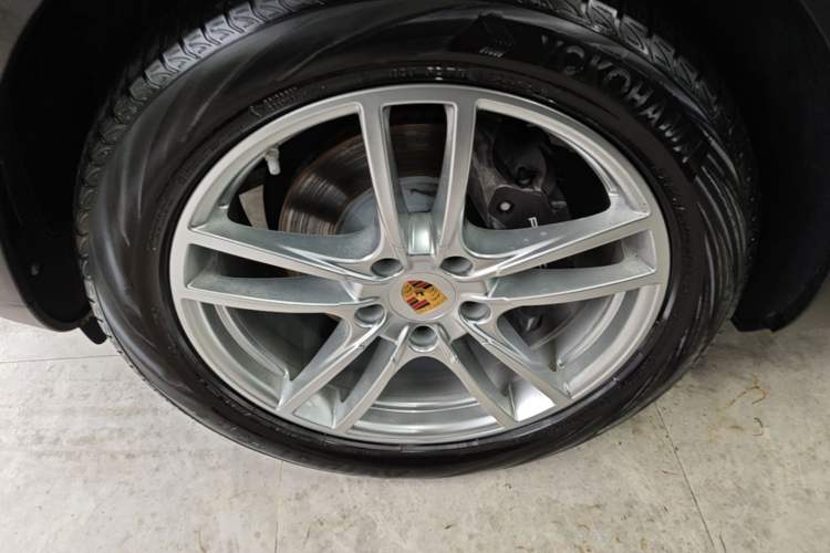 Used Porsche Cayenne 2019 Cayenne 3.0T Left Front Wheel Hub