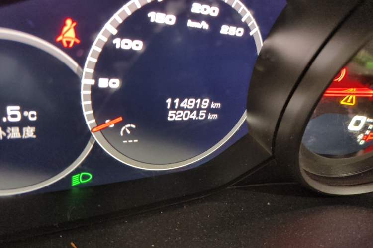 Used Porsche Cayenne 2019 Cayenne 3.0T Odometer Close Up