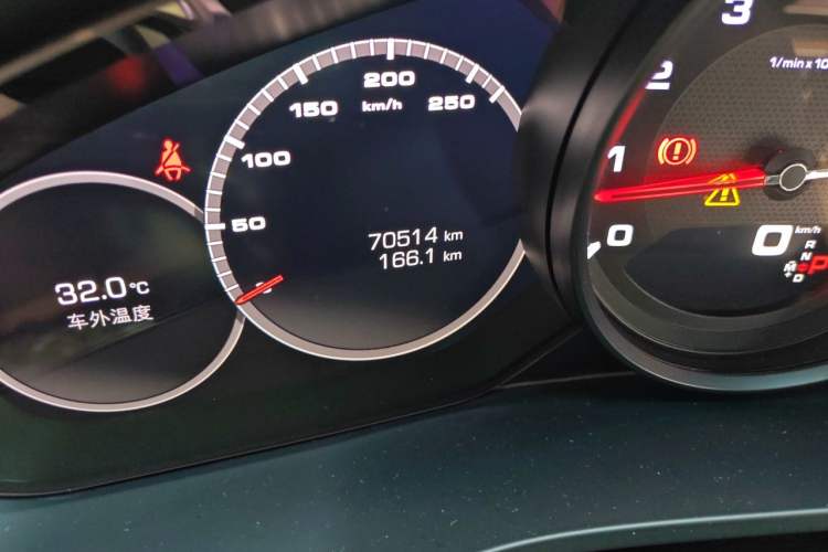 Used Porsche Cayenne 2019 Cayenne 3.0T Odometer Close Up