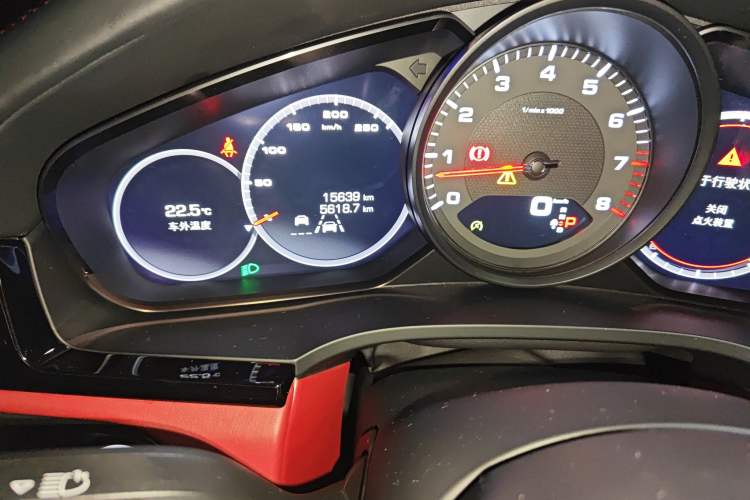 Used Porsche Cayenne 2019 Cayenne 3.0T Odometer Close Up