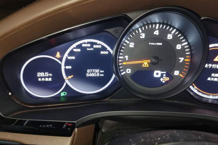 Used Porsche Cayenne 2019 Cayenne 3.0T Odometer Close Up