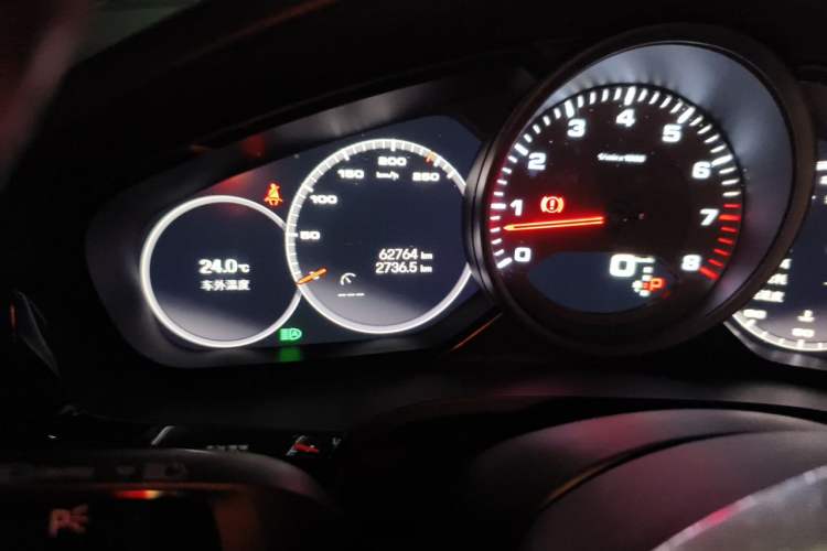 Used Porsche Cayenne 2019 Cayenne 3.0T Odometer Close Up