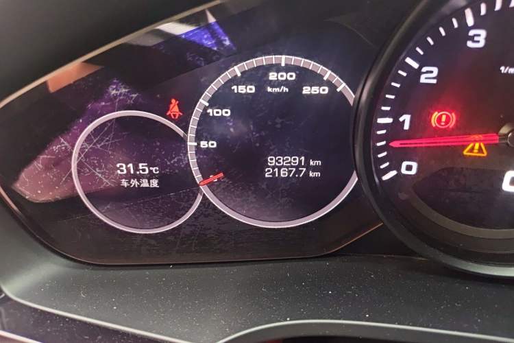 Used Porsche Cayenne 2019 Cayenne 3.0T Odometer Close Up