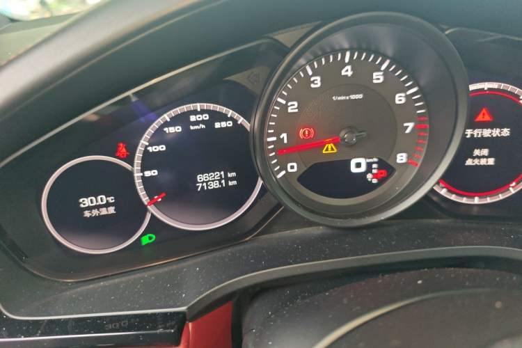 Used Porsche Cayenne 2019 Cayenne 3.0T Odometer Close Up