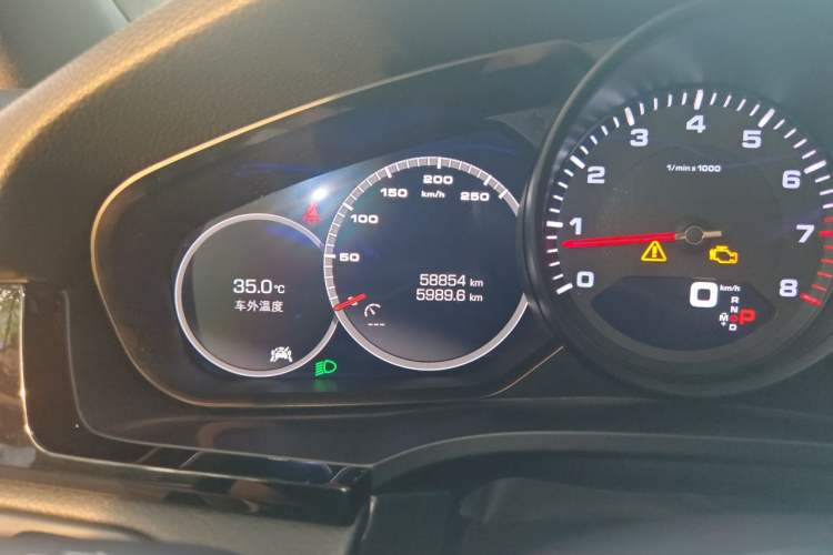 Used Porsche Cayenne 2019 Cayenne 3.0T Odometer Close Up