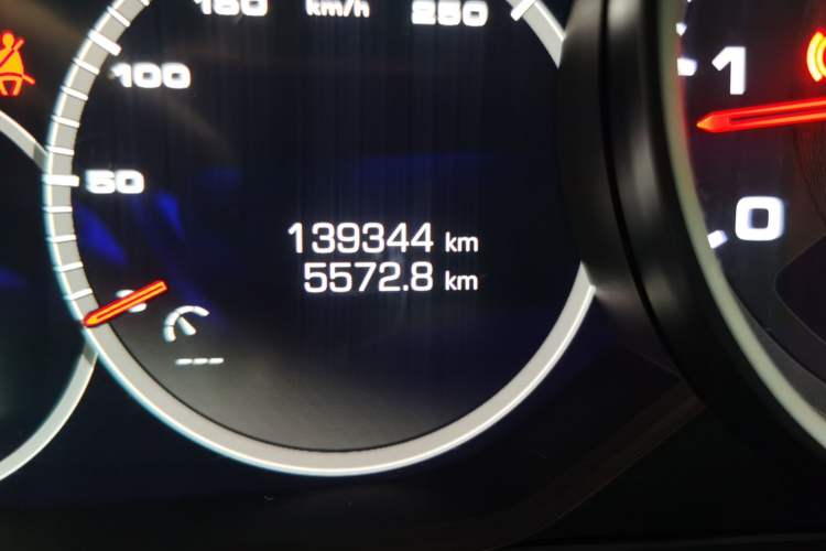 Used Porsche Cayenne 2019 Cayenne 3.0T Odometer Close Up