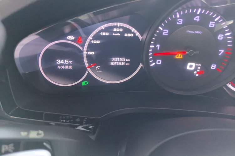 Used Porsche Cayenne 2019 Cayenne 3.0T Odometer Close Up