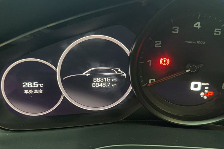 Used Porsche Cayenne 2019 Cayenne 3.0T Odometer Close Up