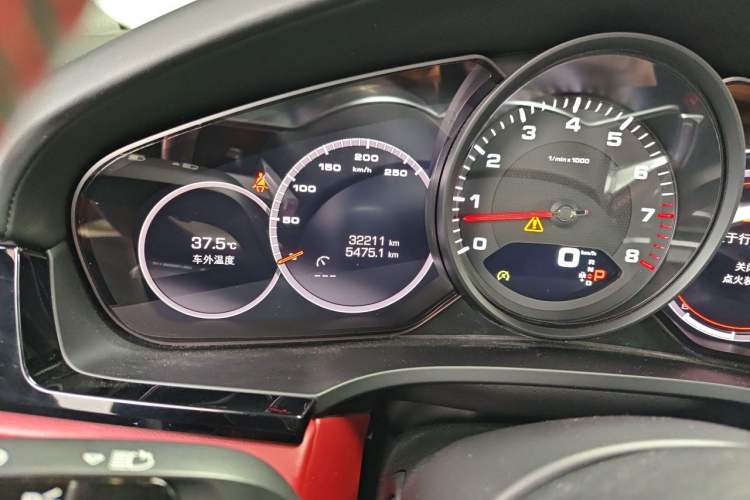 Used Porsche Cayenne 2019 Cayenne 3.0T Odometer Close Up