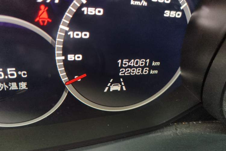 Used Porsche Cayenne 2019 Cayenne 3.0T Odometer Close Up